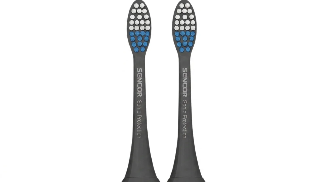 Dve čierne náhradné hlavice Sencor Sonic Protection s modrými a bielymi štetinami.