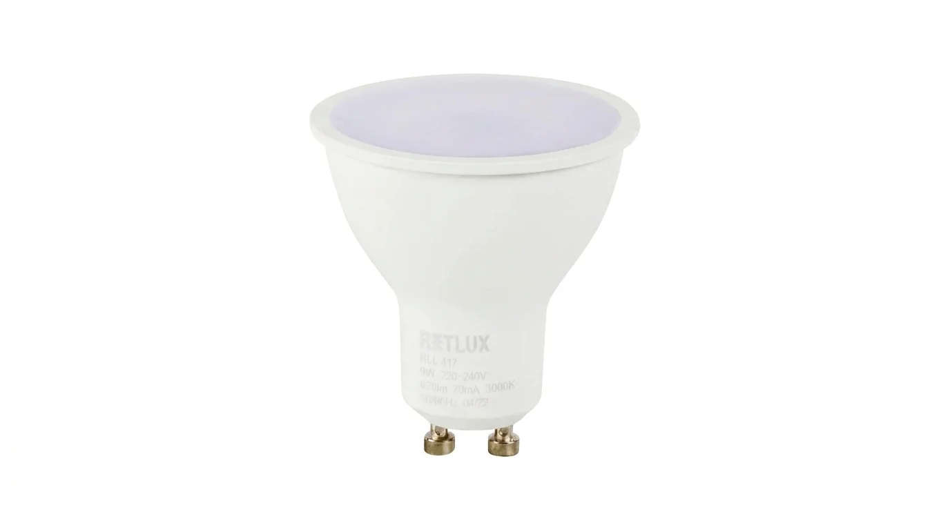 Bílá reflektorová LED žárovka Retlux RLL 417 s paticí GU10 na bílém pozadí.