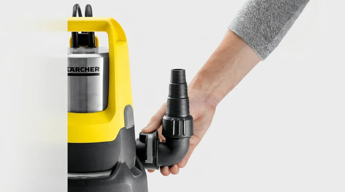 Ruka upevňuje černou hadicovou přípojku se systémem Quick Connect k ponornému kalovému čerpadlu Kärcher.