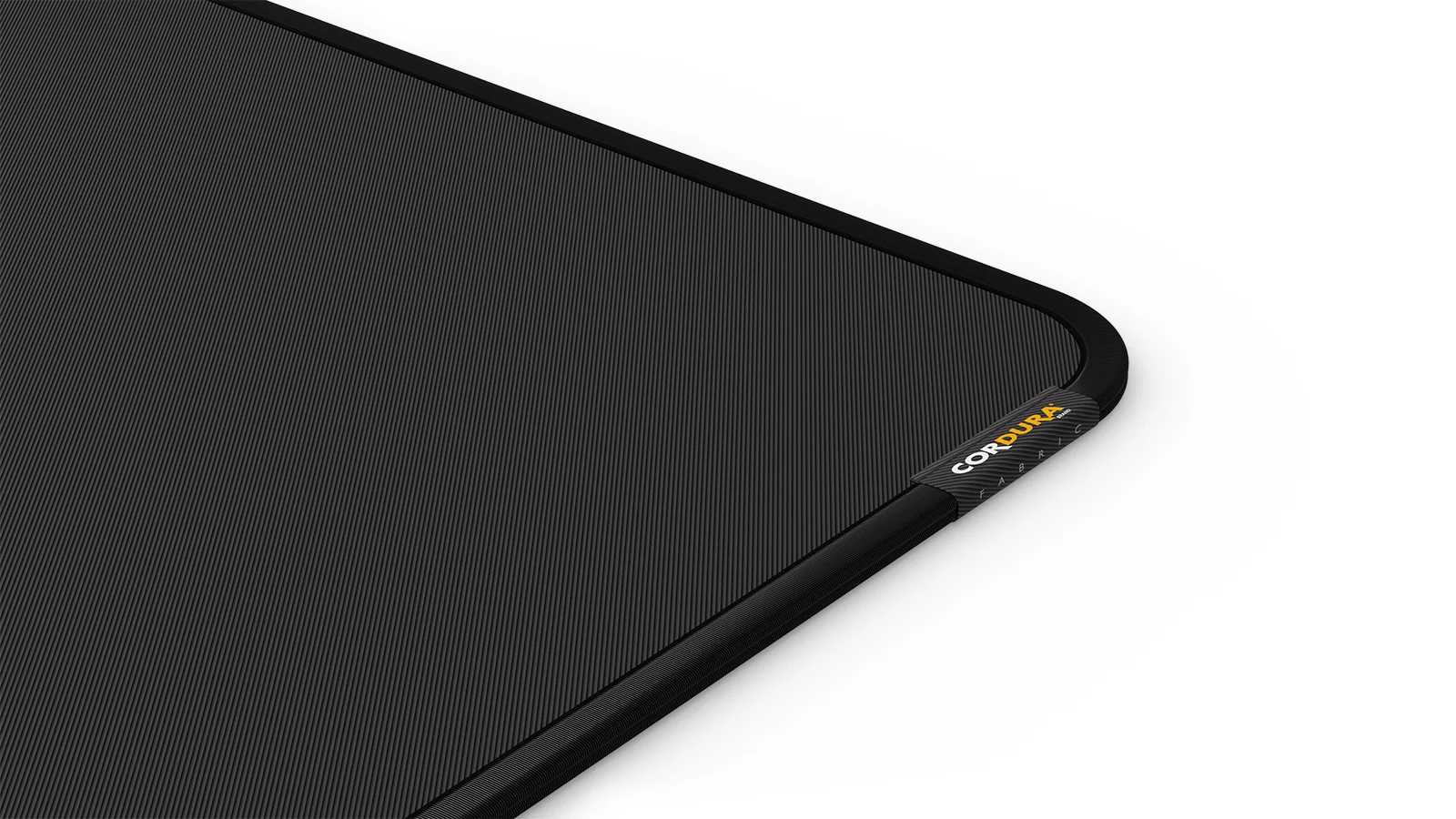 Detail rohu černé podložky pod myš Endorfy Cordura Speed M s obšitým okrajem a štítkem Cordura.