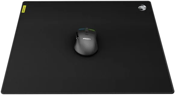 Černá herní podložka pod myš ROCCAT Sense Pro SQ s logem v rohu a položenou počítačovou myší uprostřed.