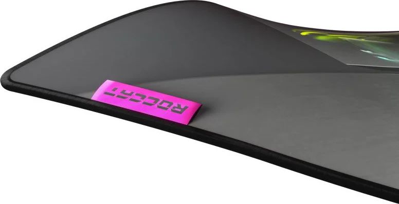 Detail obšitého okraje podložky pod myš ROCCAT Sense Icon SQ s růžovým štítkem s logem ROCCAT.