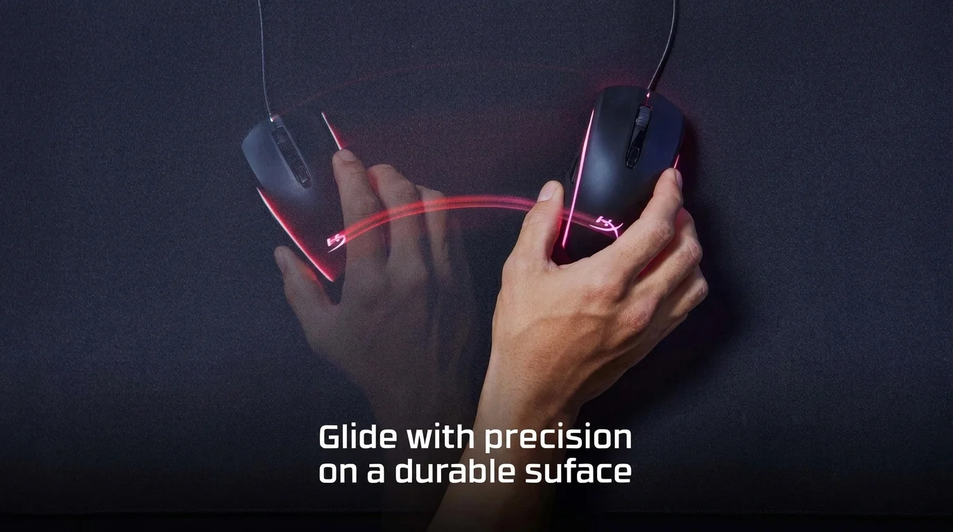 Ruka posúva hernú myš po čiernom povrchu podložky HyperX Pulsefire Mat so svetelnou stopou pohybu.