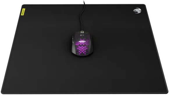Černá čtvercová podložka pod myš ROCCAT Sense Control SQ s položenou podsvícenou herní myší.