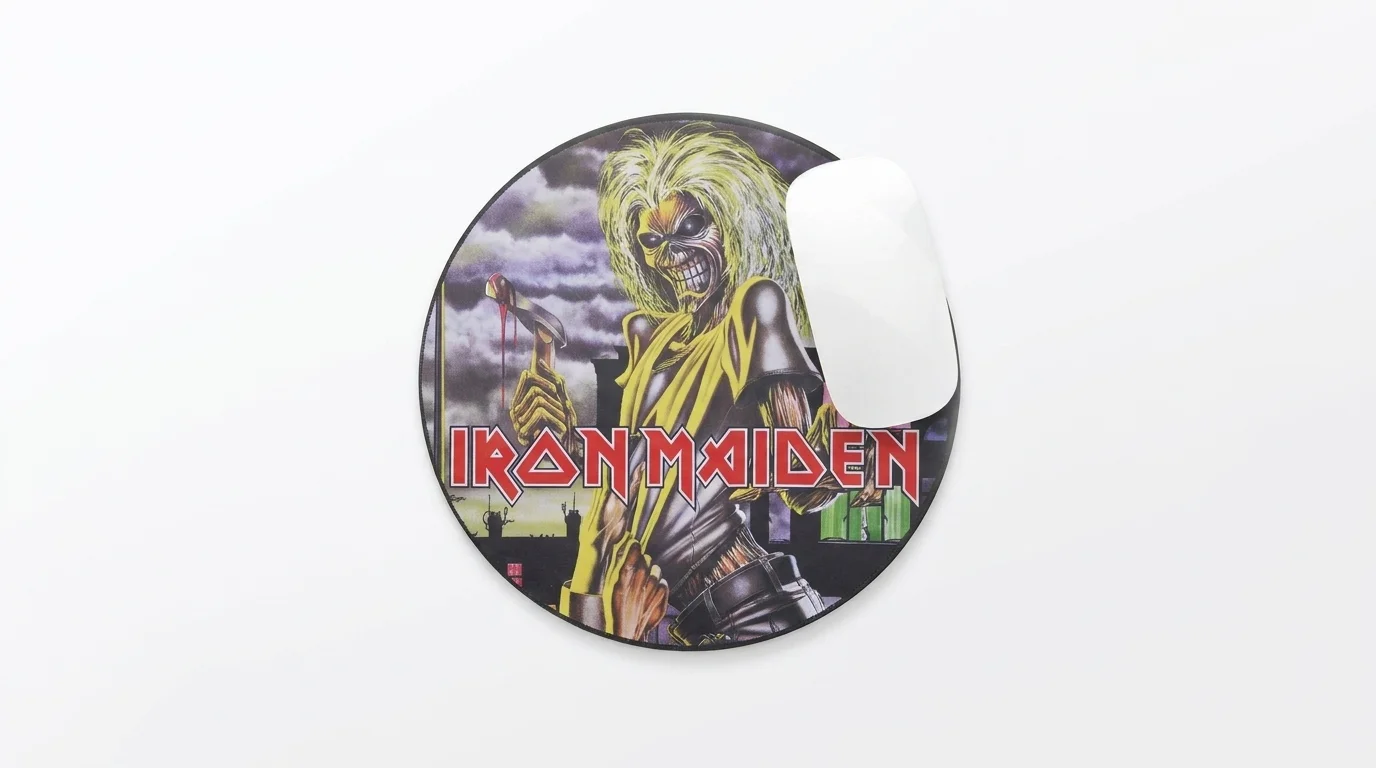 Kulatá podložka pod myš Superdrive s motivem Iron Maiden Killers a položenou bílou myší na bílém podkladu.