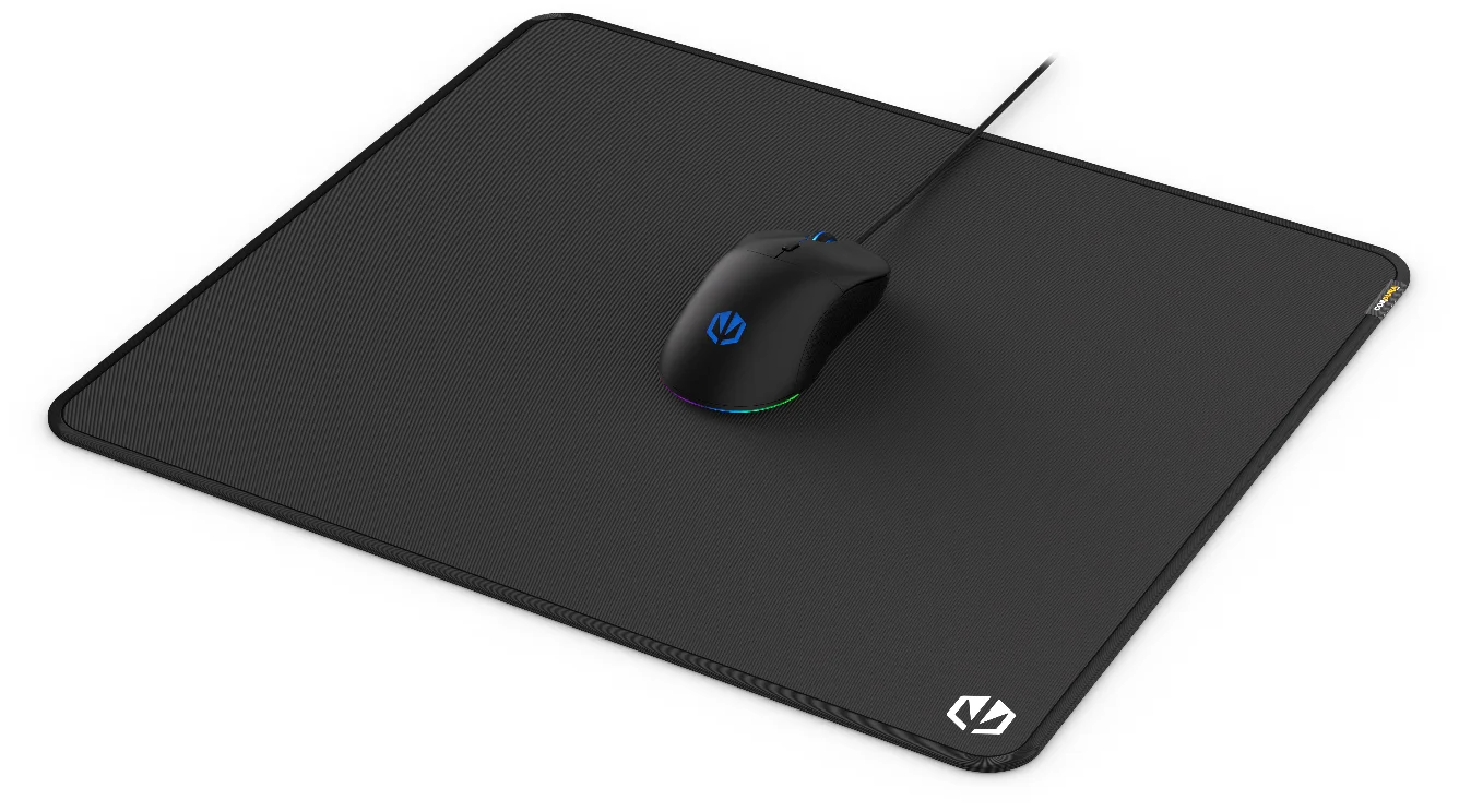 Černá herní podložka pod myš ENDORFY Cordura Speed L s obšitými okraji a položenou černou podsvícenou myší.