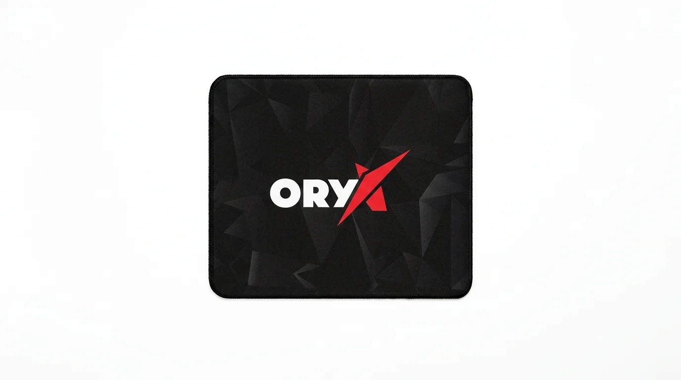 Čierna podložka pod myš Niceboy ORYX PAD s obšitými okrajmi, geometrickým vzorom a bielo-červeným logom ORYX v strede.