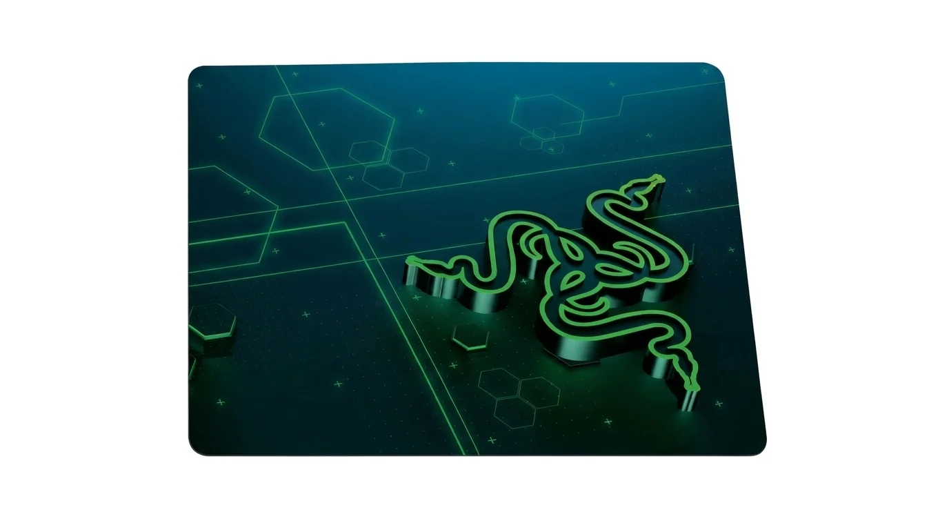 Podložka pod myš Razer Goliathus Mobile s tmavým modro-zeleným dizajnom, geometrickými vzormi a zeleným logom Razer.