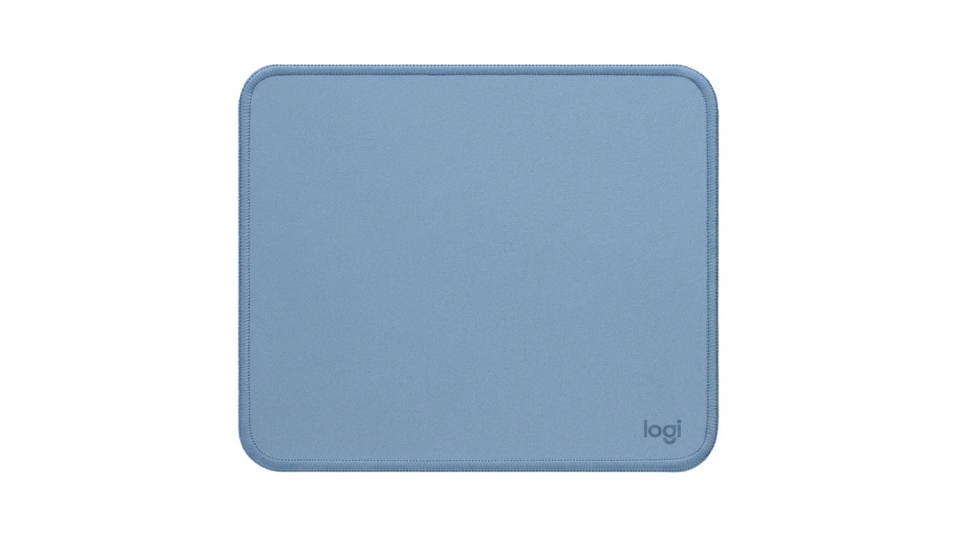Světle modrá textilní podložka pod myš Logitech Studio Series s obšitými okraji a logem logi v pravém dolním rohu.