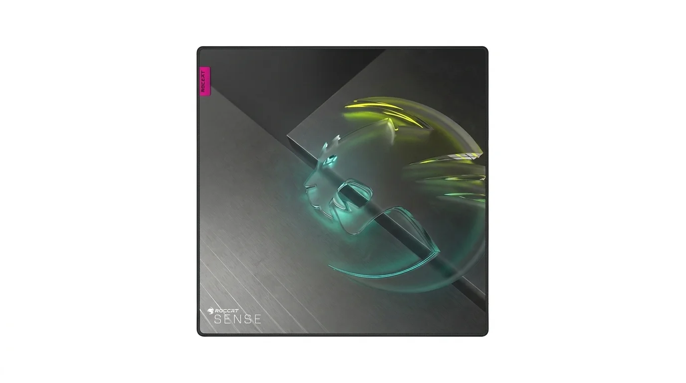 Čtvercová herní podložka pod myš ROCCAT Sense Icon SQ s tmavým designem a velkým motivem loga šelmy.