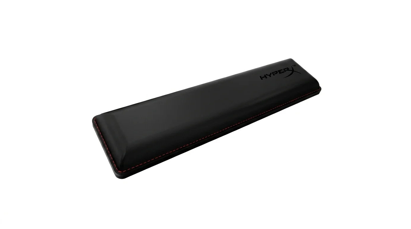 Čierna opierka zápästia HyperX TKL s červeným prešívaním pozdĺž okrajov a logom značky.