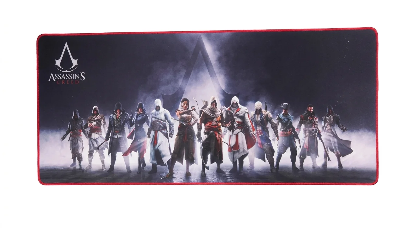 Podložka pod myš Superdrive Assassin's Creed s vyobrazením postav z herní série a červeně obšitými okraji.