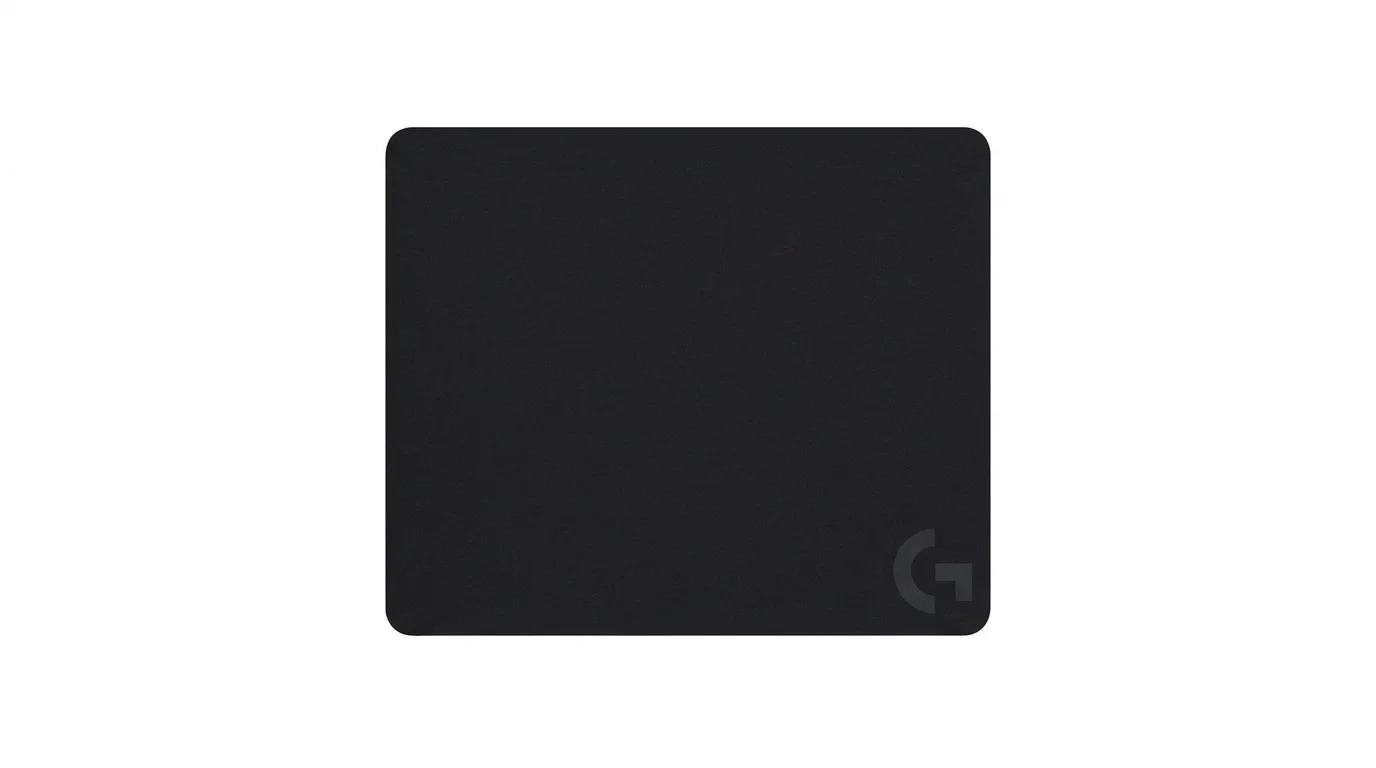 Černá herní podložka pod myš Logitech G240 se zaoblenými rohy a logem G v pravém dolním rohu.