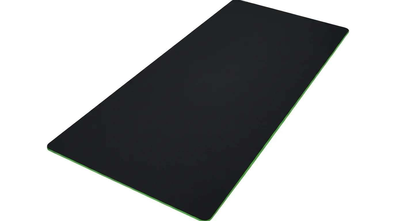 Veľká čierna herná podložka pod myš Razer Gigantus V2 3XL so zelenou spodnou vrstvou.