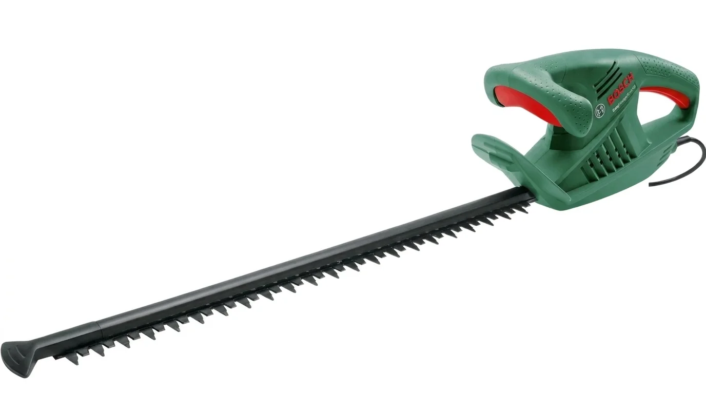 Elektrický křovinořez Bosch se zelenou konstrukcí, ergonomickou rukojetí a dlouhou černou ozubenou lištou.
