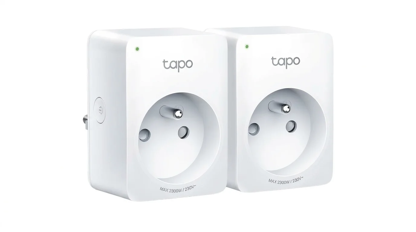 Dvě bílé chytré zásuvky TP-Link Tapo P100 s přední elektrickou zásuvkou, logem Tapo a bočním tlačítkem napájení.