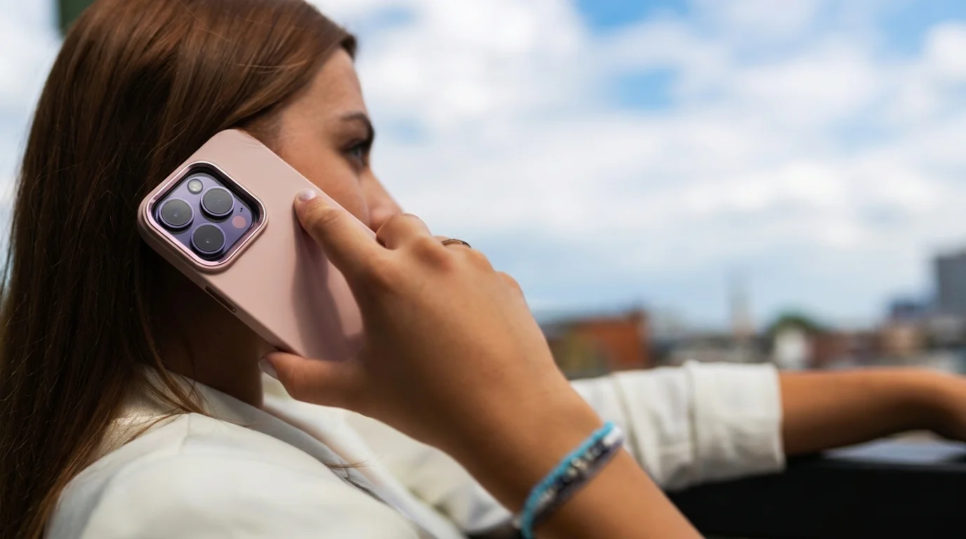Žena telefonuje s telefonem v růžovém ochranném krytu FIXED MagFlow.