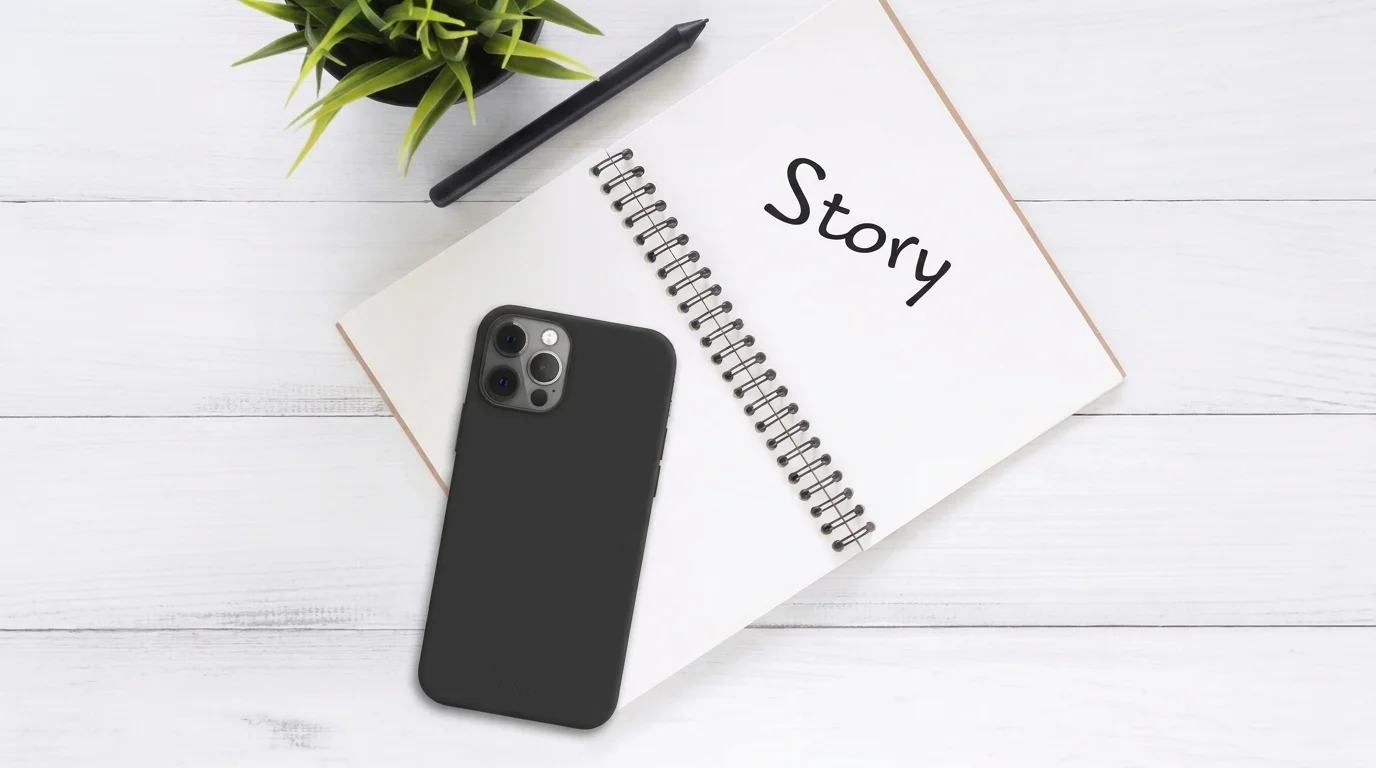Černý kryt na telefon FIXED Story položený na otevřeném kroužkovém bloku s nápisem Story na bílém stole.