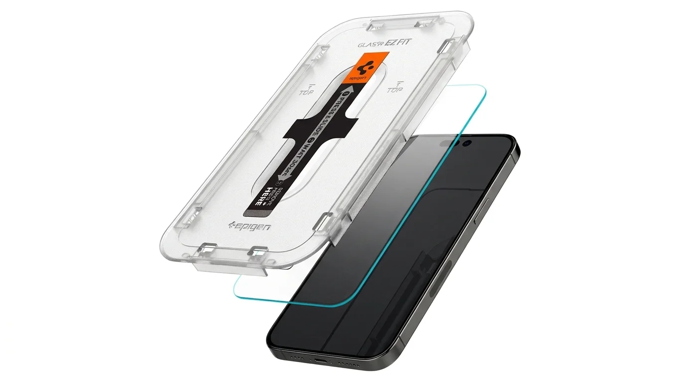 Instalační rámeček Spigen Glas.tR EZ Fit a ochranné tvrzené sklo nad displejem telefonu iPhone.
