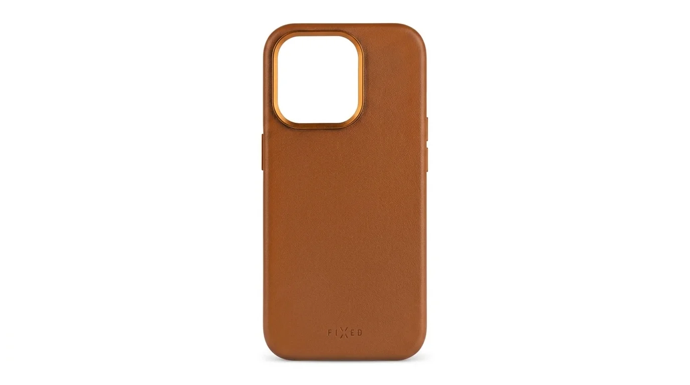 Hnědý kožený kryt FIXED MagLeather pro iPhone 15 s kovově lemovaným výřezem pro fotoaparát a vyraženým logem.