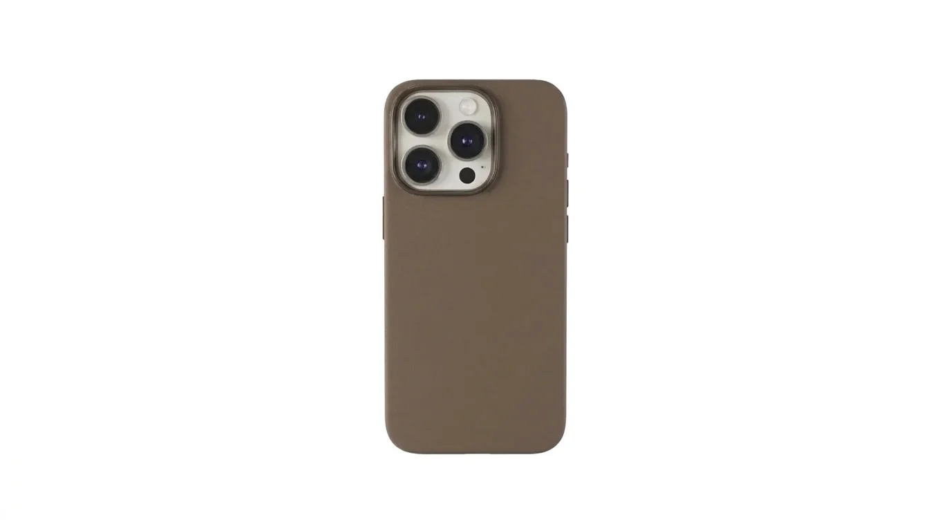 Pískový kožený kryt Epico Mag+ na zadní straně telefonu iPhone 15 Pro Max s trojitým fotoaparátem.