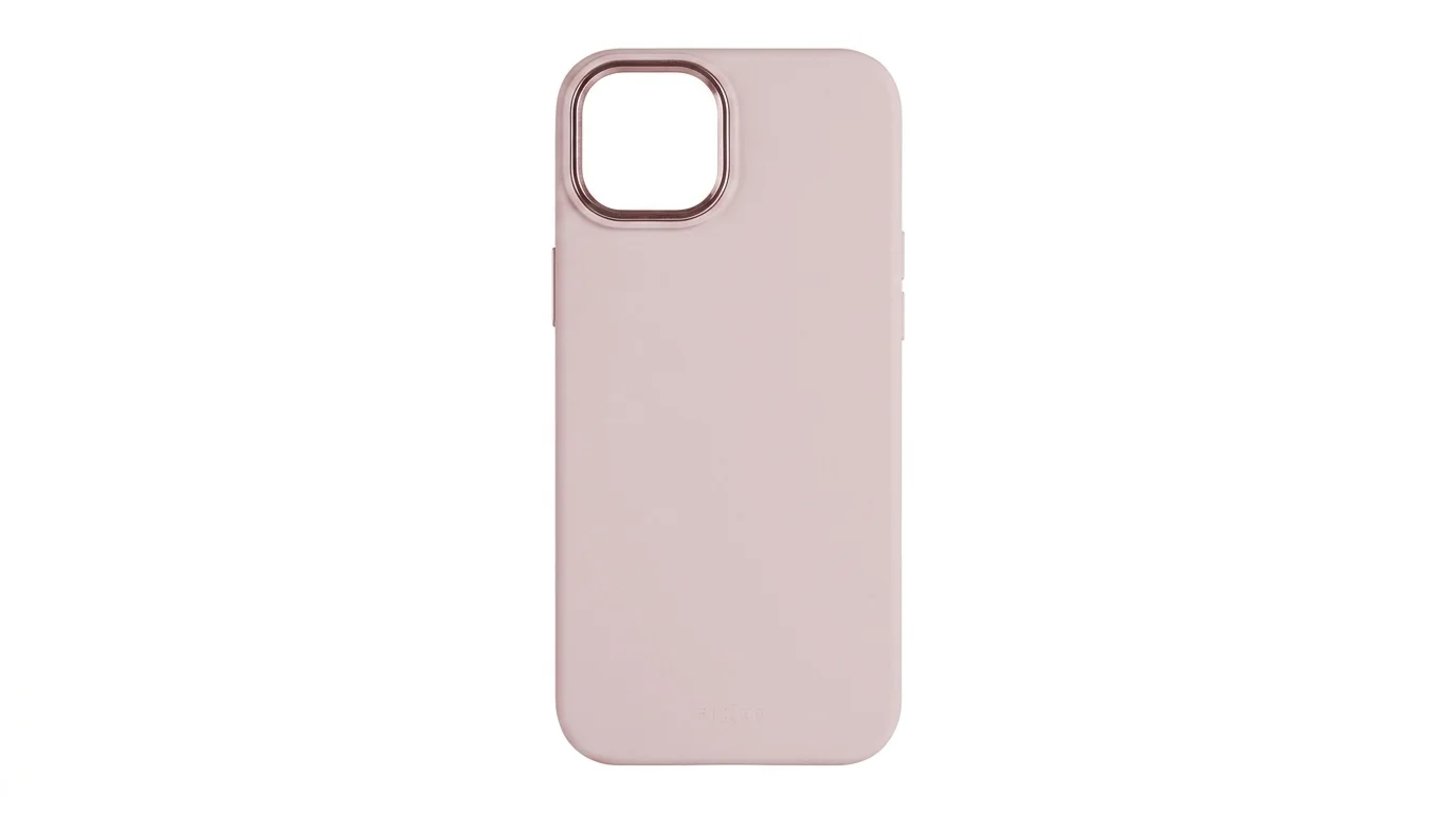 Světle růžový zadní kryt FIXED MagFlow pro iPhone 15 s metalickým rámečkem kolem výřezu pro fotoaparát.