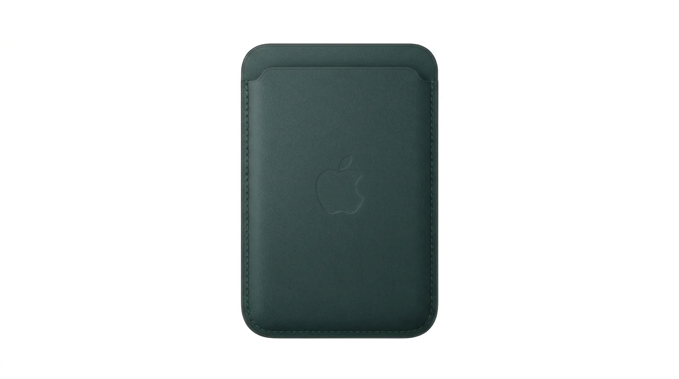 Tmavě zelená peněženka Apple FineWoven s MagSafe a vyraženým logem Apple na přední straně.