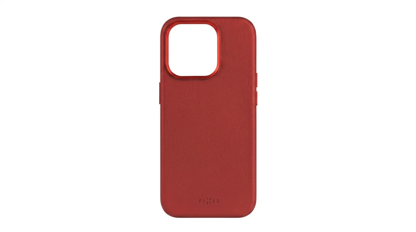 Červený kožený kryt FIXED MagLeather pro iPhone 15 s výřezem pro fotoaparát a vyraženým logem značky ve spodní části.