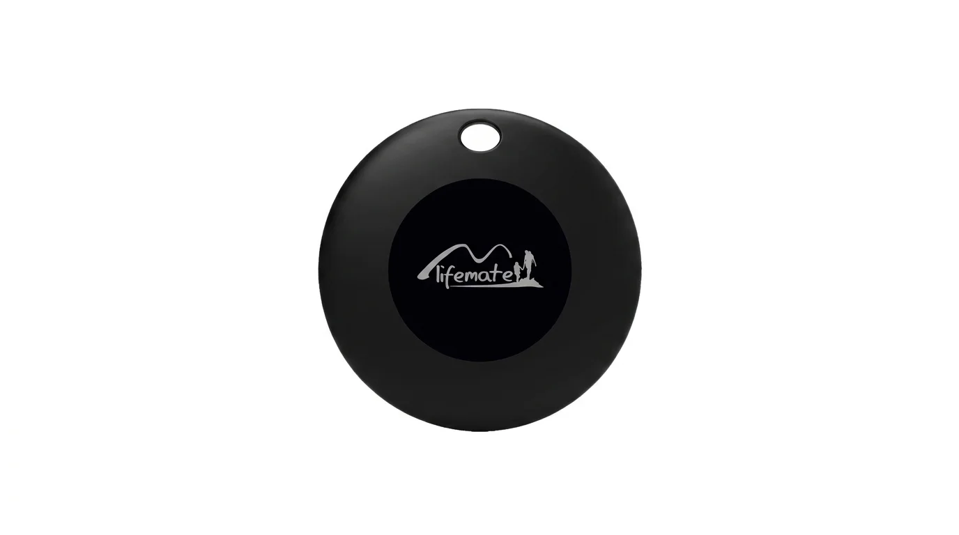 Kulatý černý Bluetooth lokátor Aligator LifeTag s otvorem na zavěšení a logem lifemate.