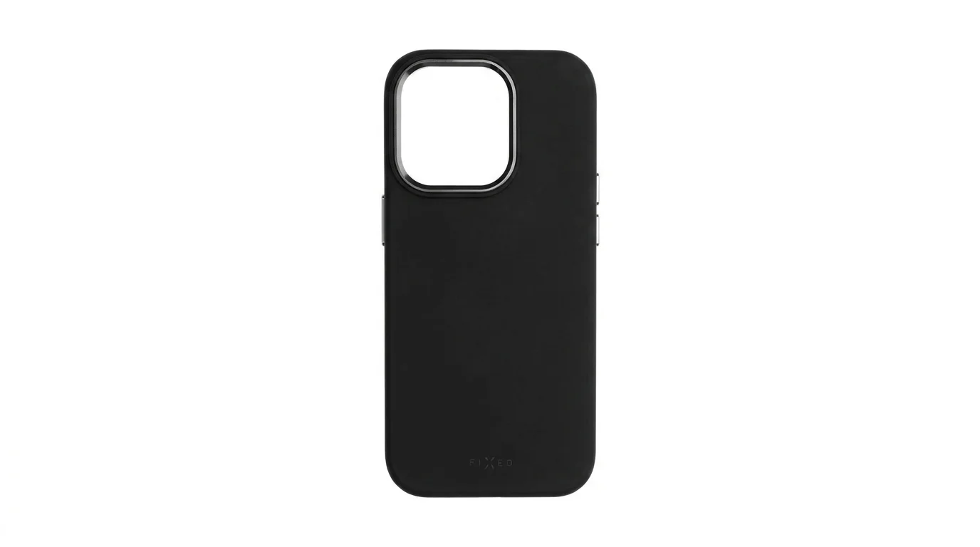 Zadní strana černého silikonového krytu FIXED MagFlow pro iPhone 15 Plus s výřezem pro fotoaparát a logem značky.