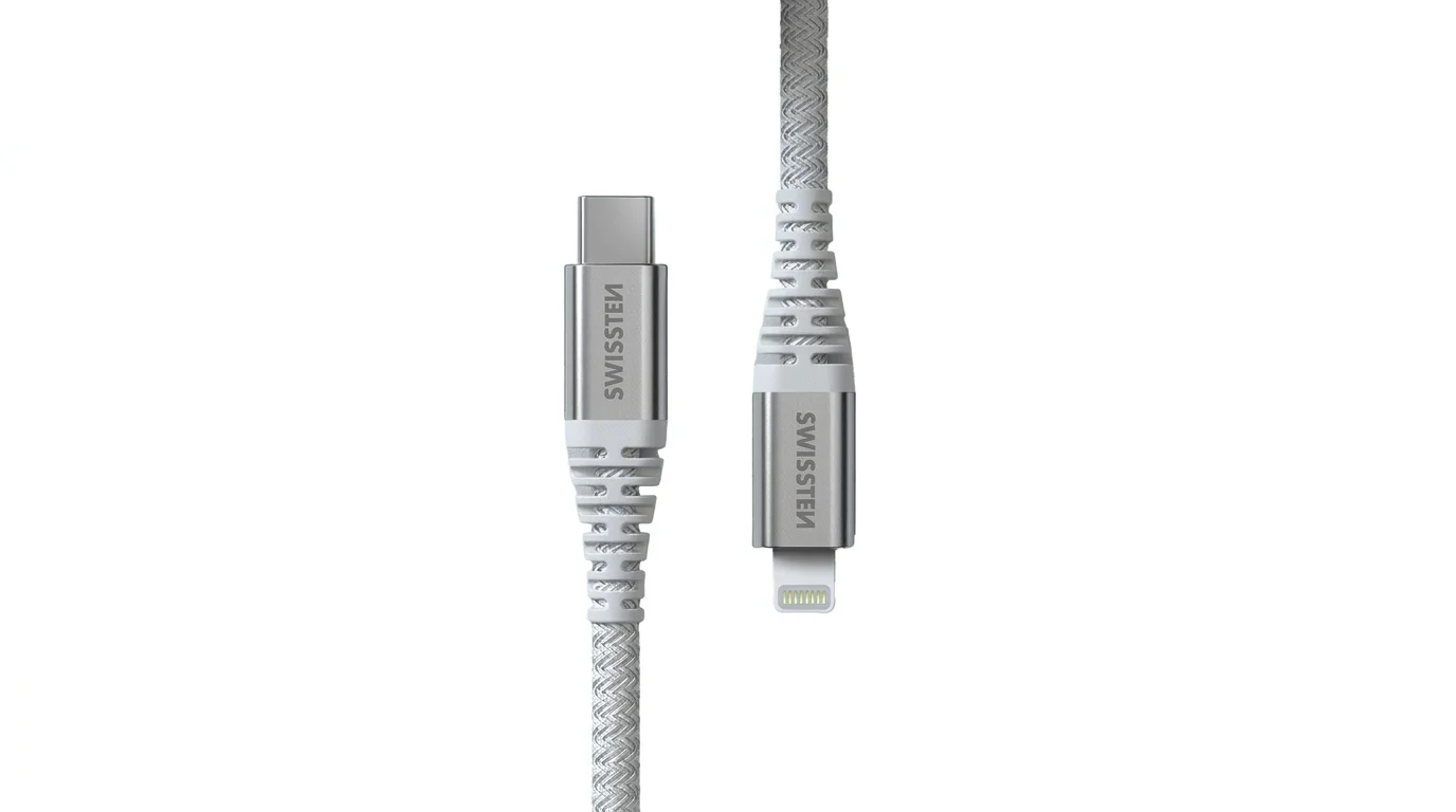 Detail stříbrných koncovek USB-C a Lightning kabelu Swissten s šedým textilním opletením a zesílenou ochranou proti zalomení.