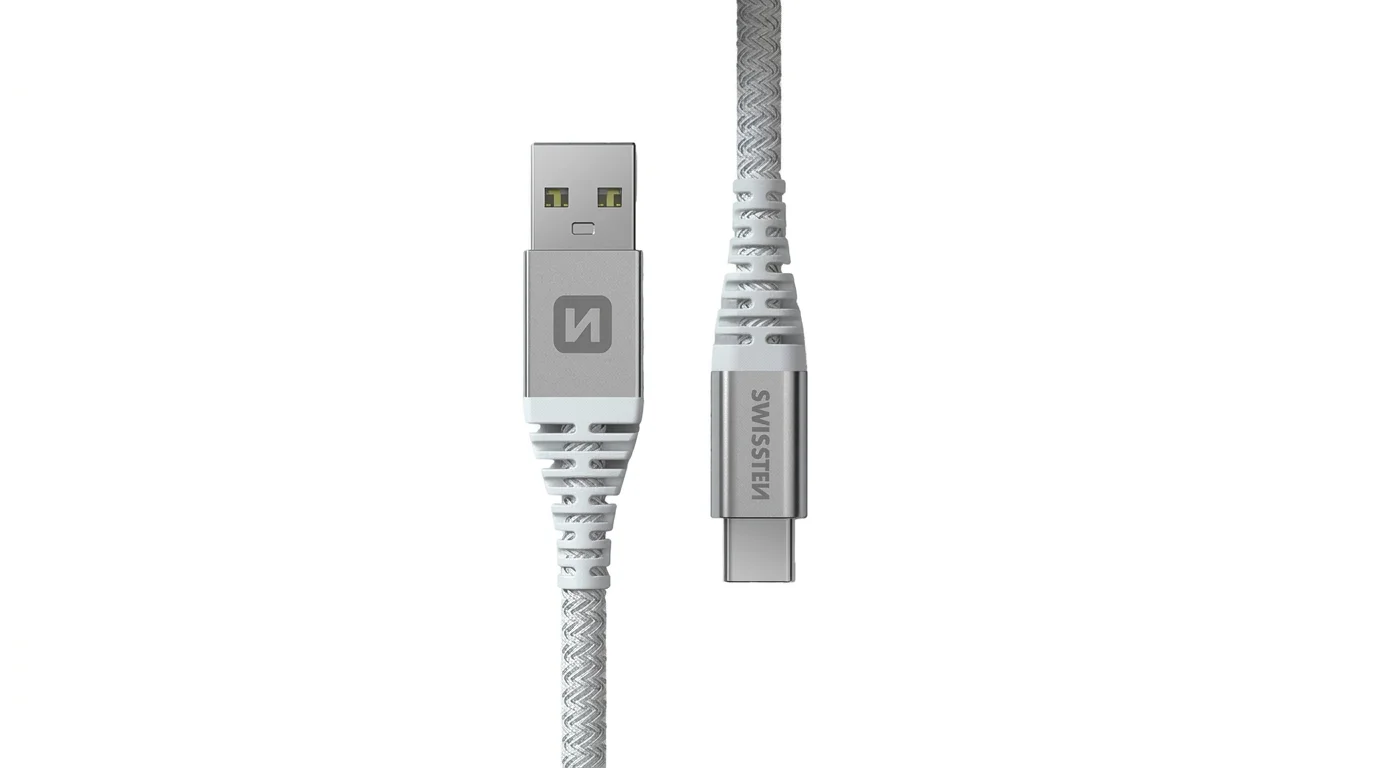 Detail konektorů USB-A a USB-C datového kabelu Swissten s bílo-šedým textilním opletením a vyztuženým zakončením.