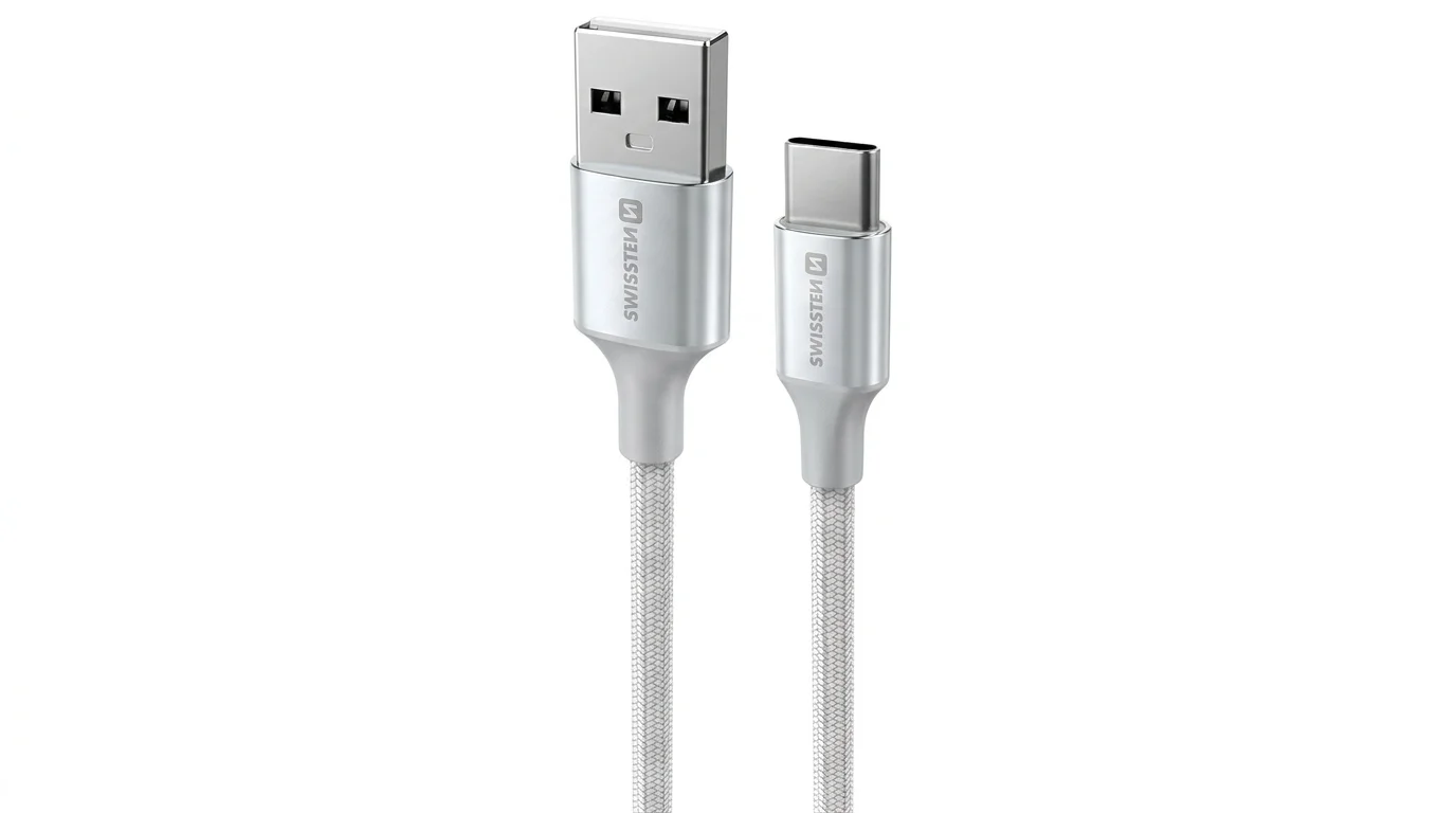 Bílý textilní kabel Swissten se stříbrnými koncovkami USB-A a USB-C.