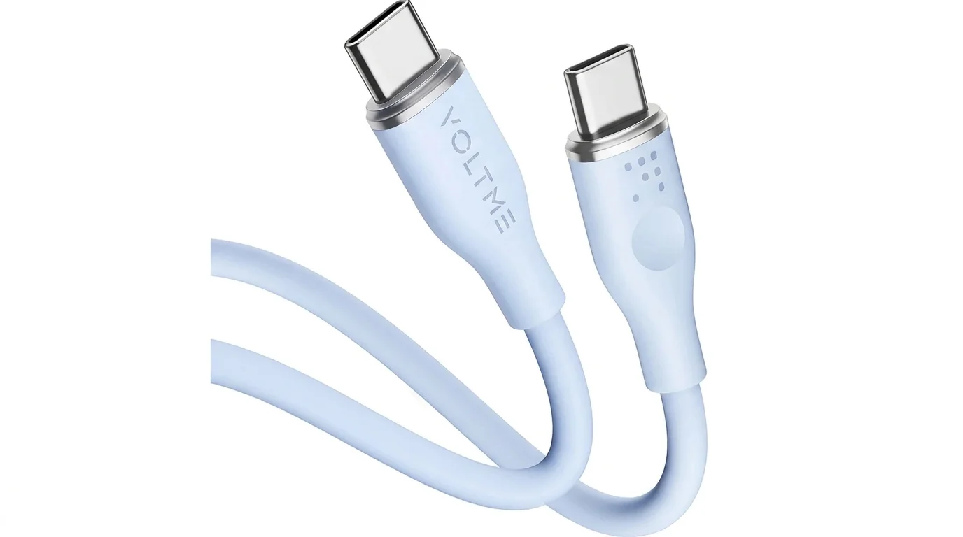 Světle modrý kabel Voltme zakončený dvěma konektory USB-C s kovovým lemováním.