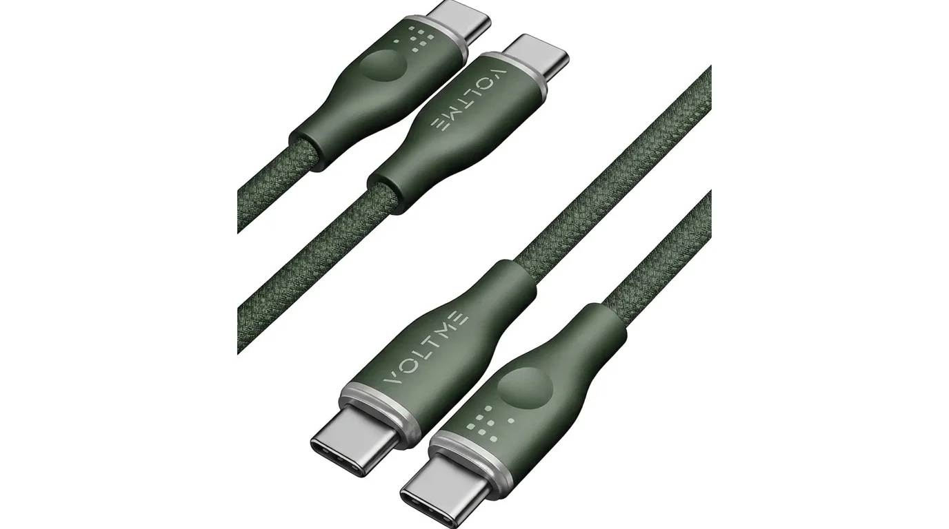 Detail koncovek zeleného opleteného USB-C kabelu Voltme s logem značky.