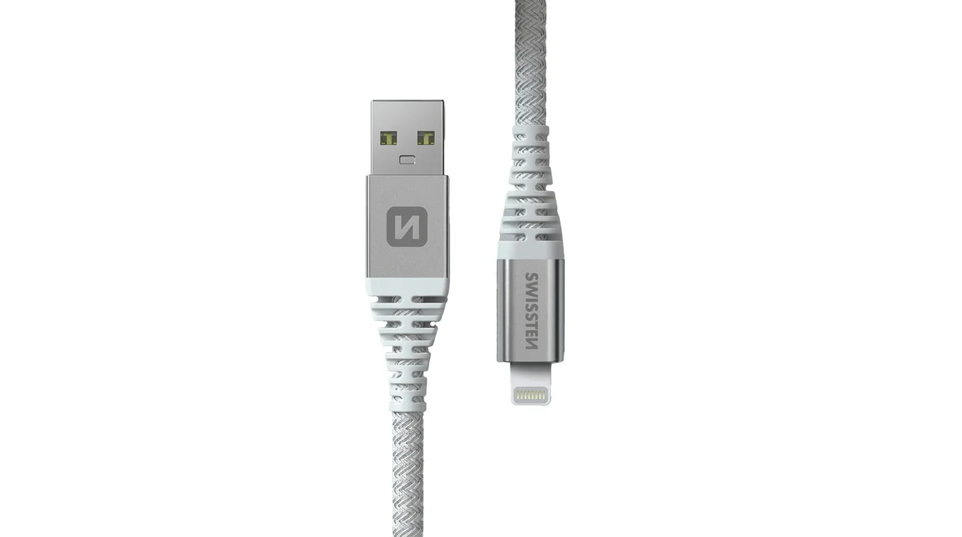 Konektory USB-A a Lightning kabelu Swissten s bílým textilním opletením a stříbrným hliníkovým tělem.