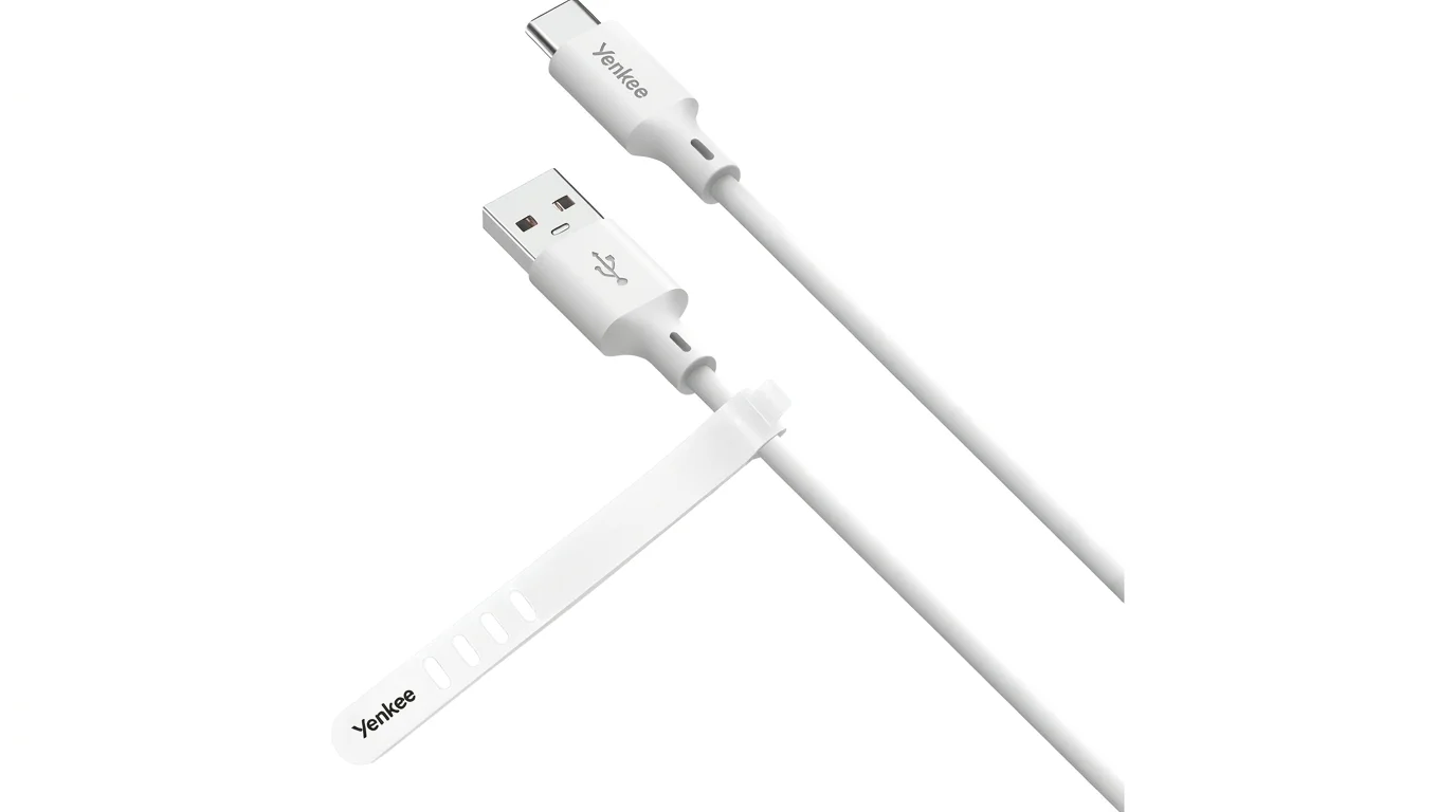 Bílý kabel Yenkee s konektory USB-A a USB-C a silikonovým stahovacím páskem.