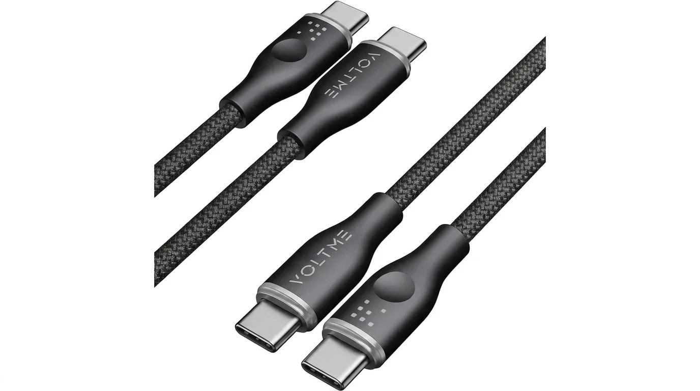 Černý opletený kabel Voltme s konektory USB-C a zesílenými koncovkami.