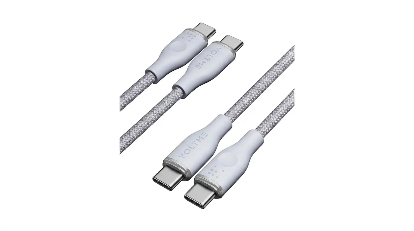 Šedý textilně opletený USB-C kabel Voltme Powerlink s detailním pohledem na konektory.