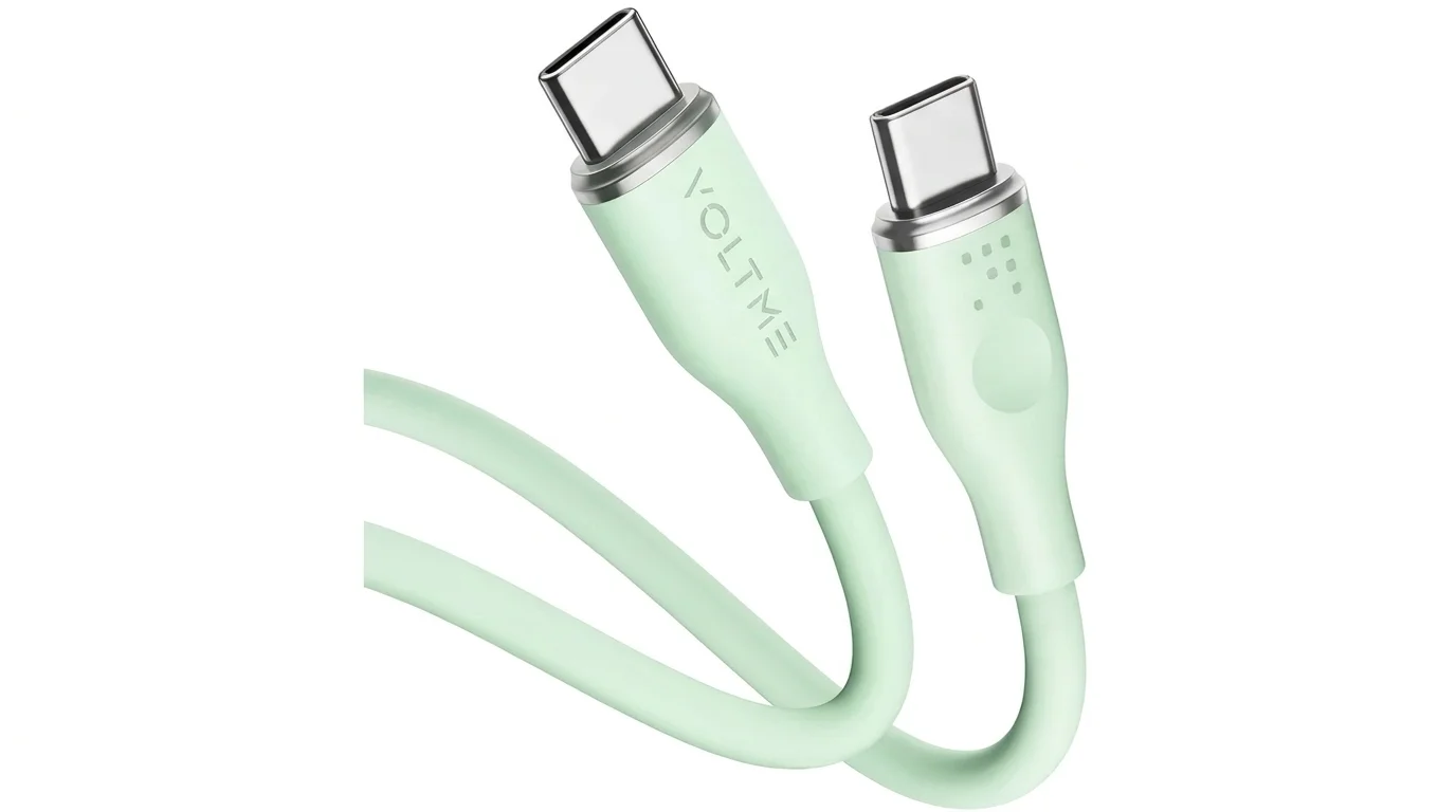 Dva světle zelené USB-C konektory kabelu Voltme s logem a stříbrnými lemy.