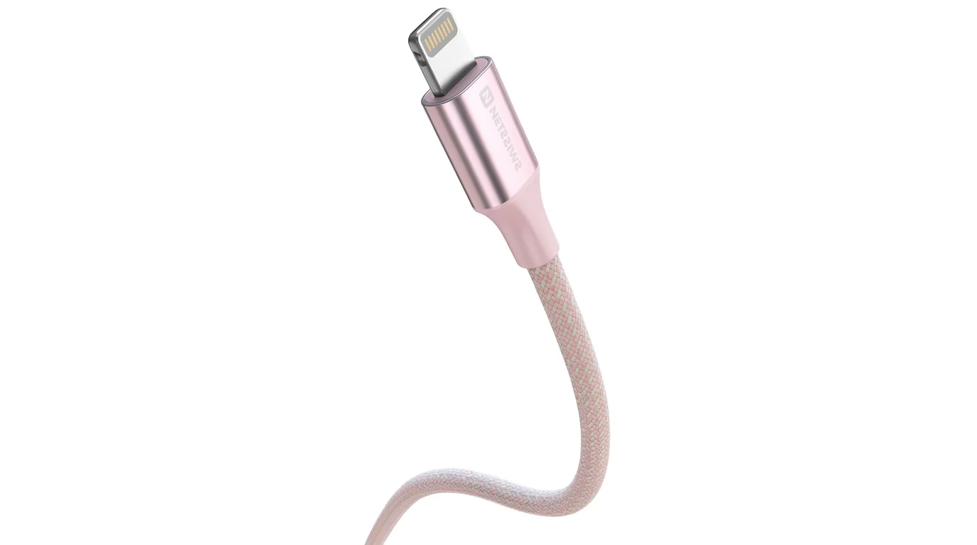 Detail růžového datového kabelu Swissten s textilním opletením a konektorem Lightning.