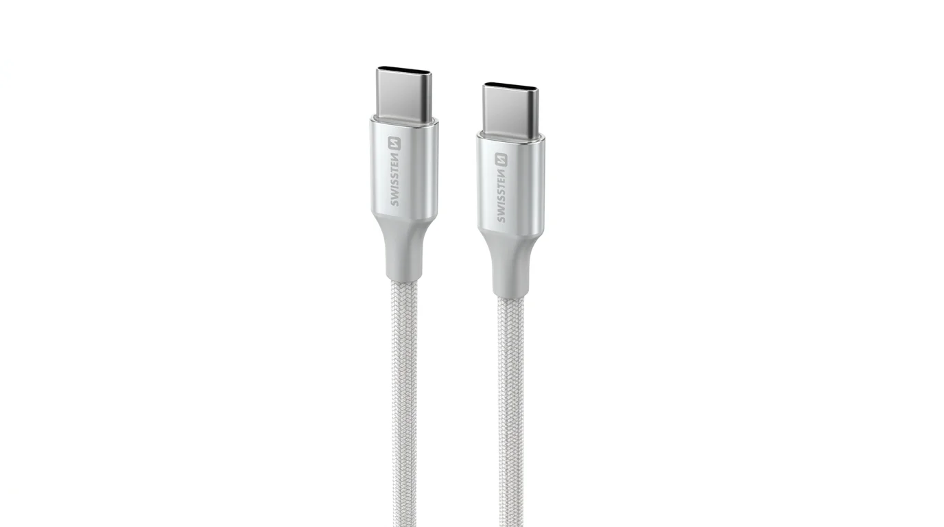 Bílý textilně opletený kabel Swissten s hliníkovými USB-C konektory na obou koncích.