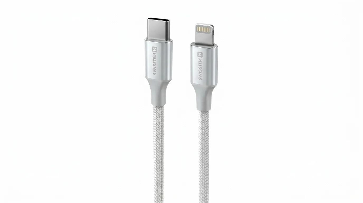 Bílý datový kabel Swissten s textilním opletením a hliníkovými konektory USB-C a Lightning.