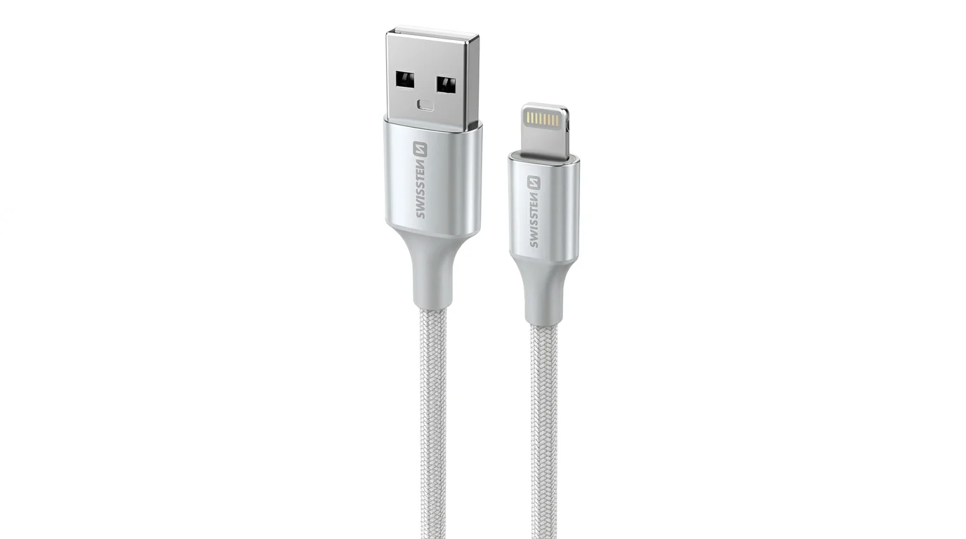 Detail konektorů USB-A a Lightning s logem Swissten na bílém textilně opleteném kabelu.