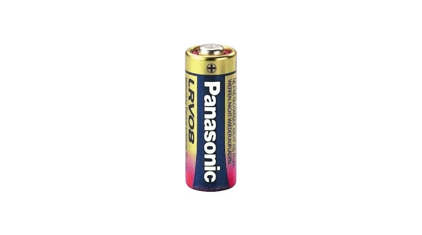 Alkalická baterie Panasonic LRV08 se zlatým pólem a modrým tělem na bílém pozadí.
