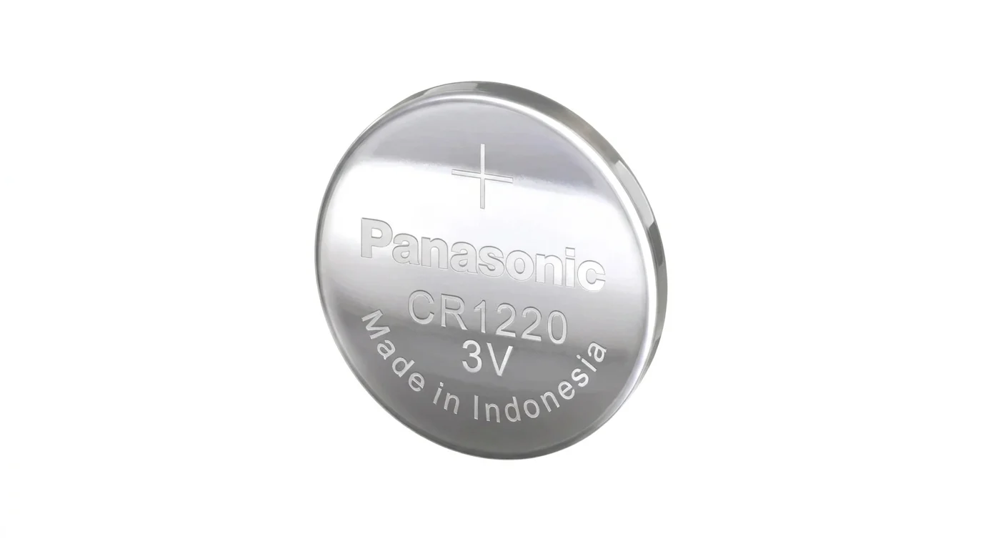 Stříbrná knoflíková baterie Panasonic CR1220 s napětím 3 V a vyrytým označením značky a typu.