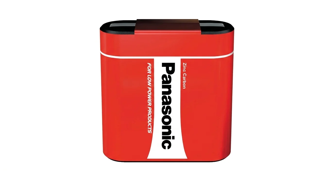 Červená plochá zinkouhlíková baterie Panasonic 3R12 s bílým pruhem a nápisem značky.