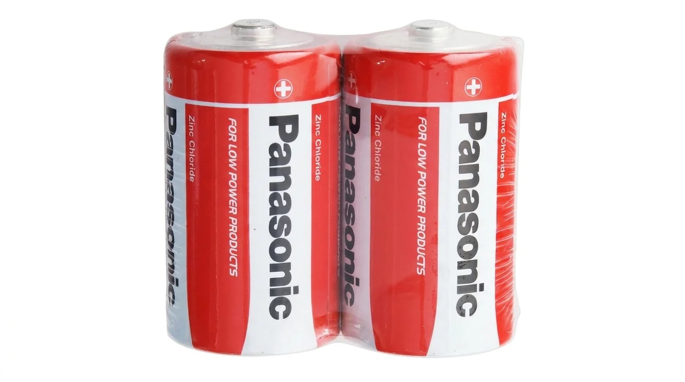 Dvě červenobílé zinkouhlíkové baterie Panasonic typu D zatavené v průhledné fólii.