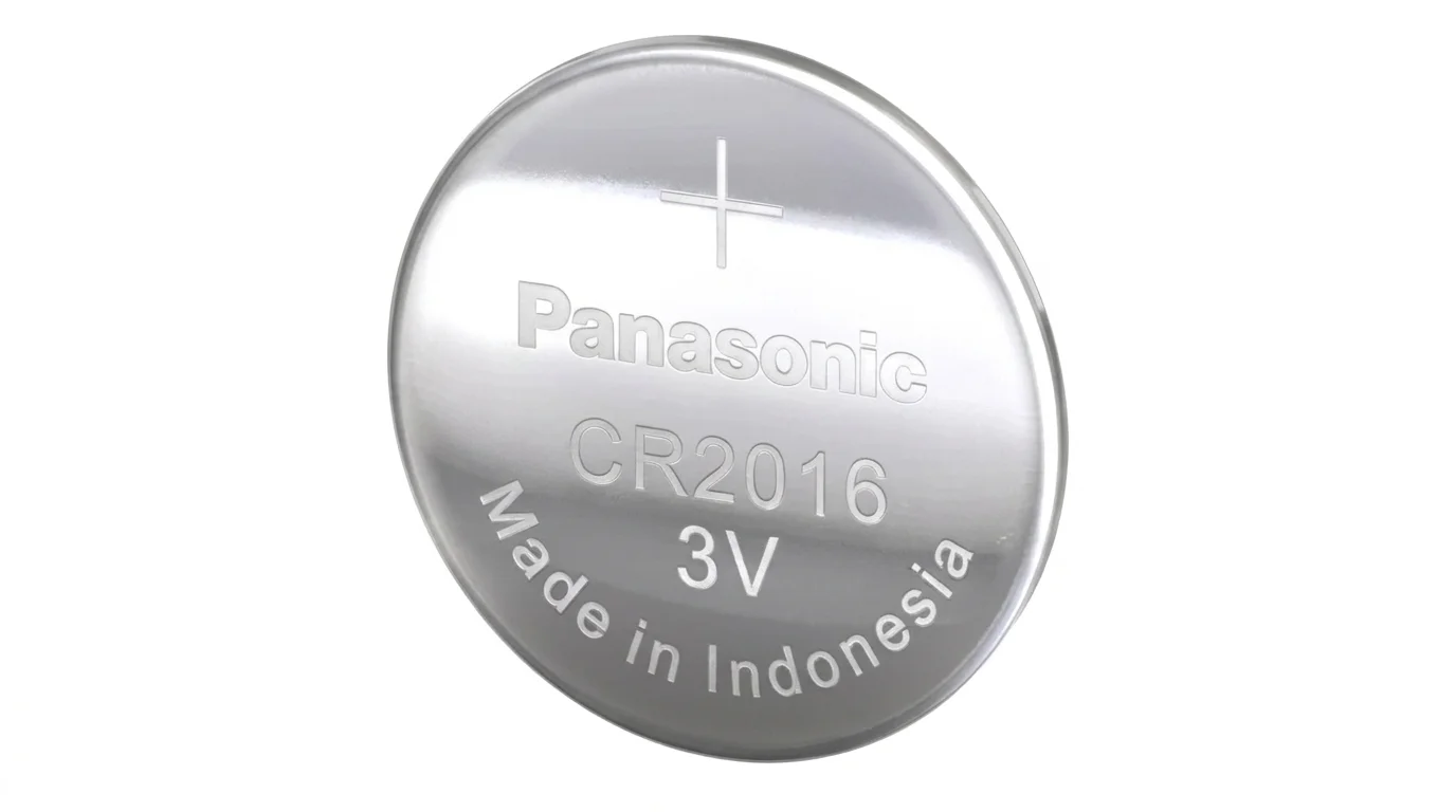 Stříbrná knoflíková baterie Panasonic CR2016 s vyznačeným symbolem plus, napětím 3V a nápisem Made in Indonesia.
