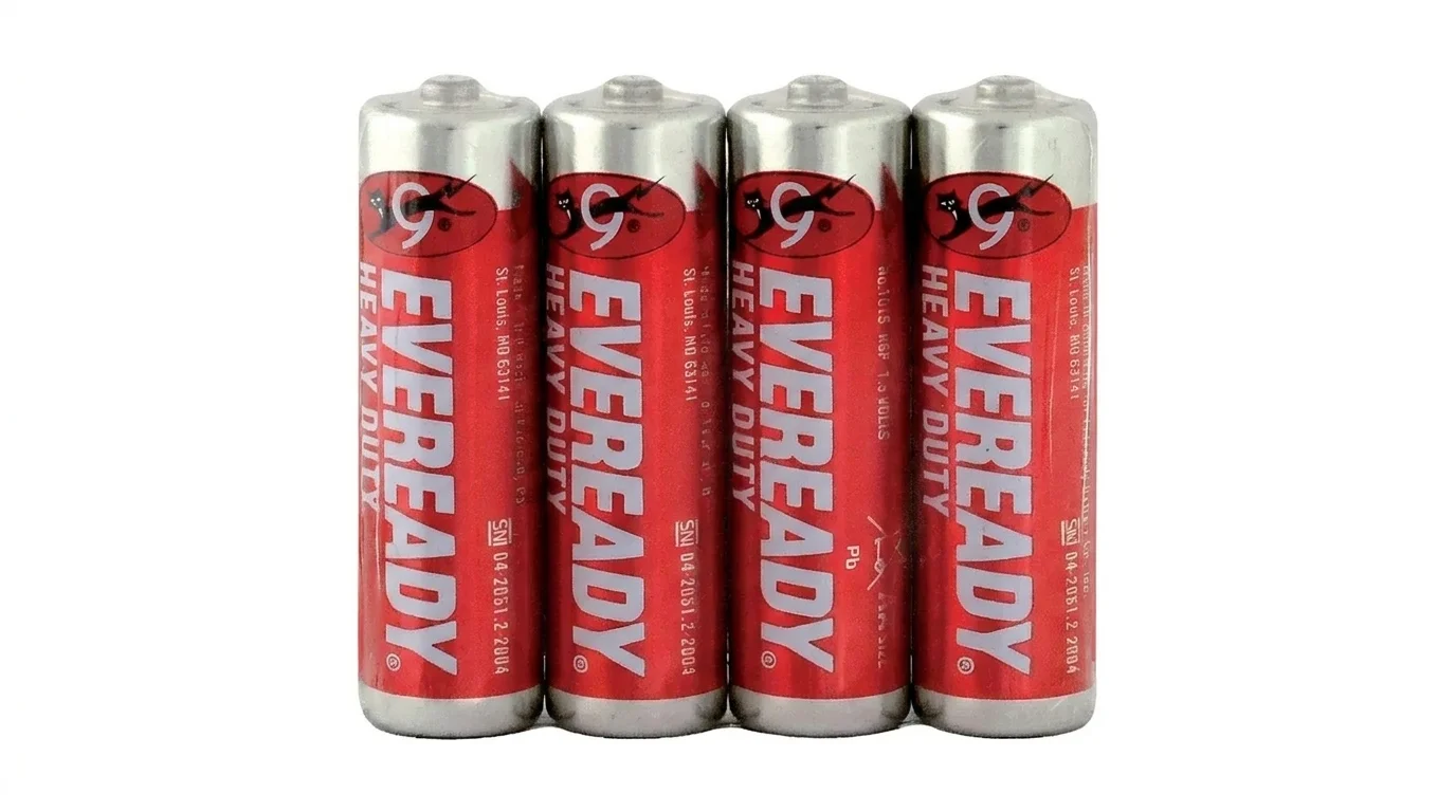 Čtyři červené tužkové baterie Energizer Eveready Heavy Duty AA zabalené v průhledné fólii.